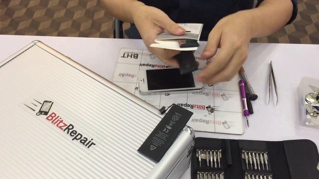 iPhone 5 Battery Replacement within 3 minutes! By Blitz Repair смотреть онлайн