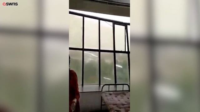 A cyclone rips windows from the WALLS of a hospital in India | SWNS смотреть онлайн