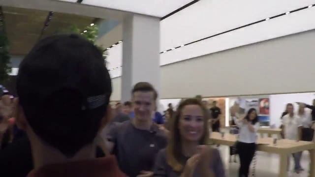 THE FIRST APPLE STORE IN DUBAI смотреть онлайн