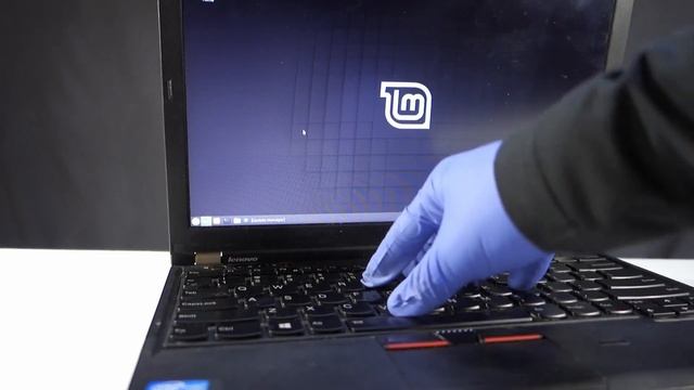 A Brick of a Laptop – Lenovo Thinkpad X230 Analysis | Mobile Museum Described Video смотреть онлайн