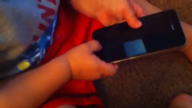 iPhone 4 - So easy a baby can do it! смотреть онлайн