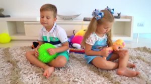 Диана и Рома - на Русском Диана и Рома не могут поделить игрушки