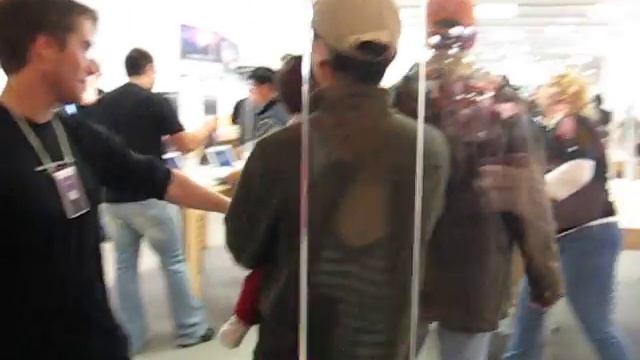 Entering the apple store for the Leopard release смотреть онлайн
