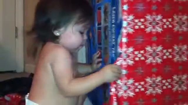 How To Unwrap Presents with Genesis Mia смотреть онлайн