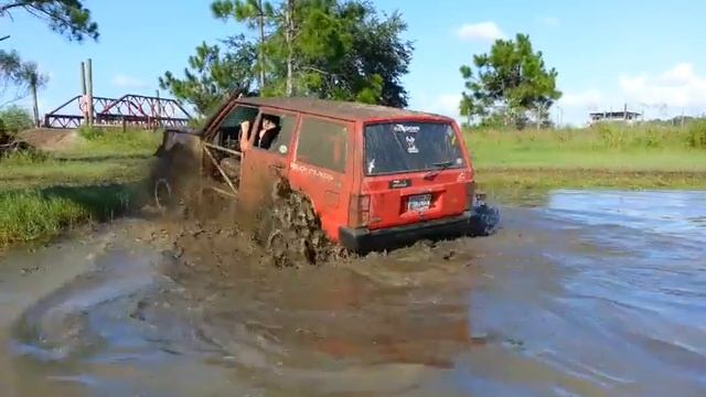 jeep cherokee floating at redneck yacht club Fl смотреть онлайн