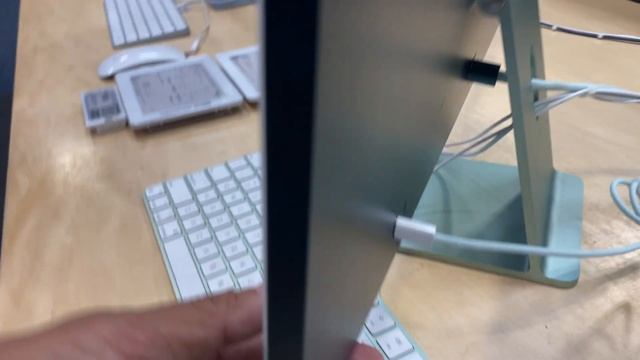 First look at 24” iMac with Retina 4.5K Display With M1 Chip from Apple смотреть онлайн