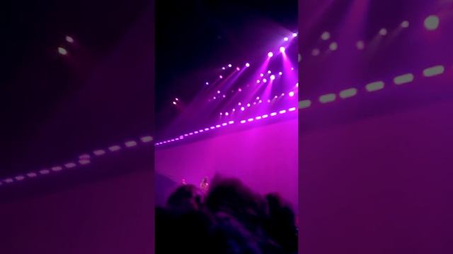 The Way last part ft Mac miller/Dang! at The Dangerous Woman Tour in Paris on the 7th of june 2017💗 смотреть онлайн