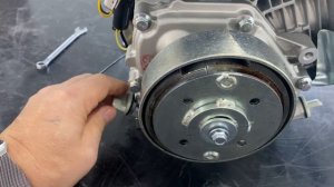 Для владельцев мини-снегохода СМТ "Пегас" - где расположены маслозаправочные горловины двигателя?