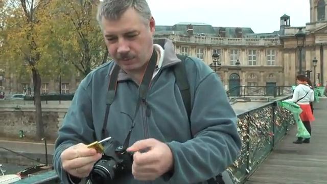 Вешаем замок на мосту влюблённых (Франция, Париж) смотреть онлайн