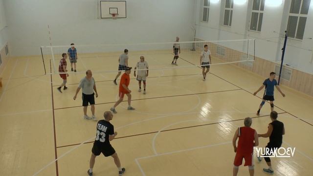 Волейбольные баталии в обновлённом спортзале ОАО "УРАЛАСБЕСТ" смотреть онлайн