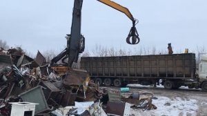 Погрузка лома в большой ломовоз