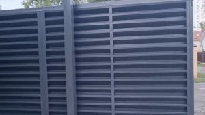 Жалюзи забор под ключ . Красивый забор. Ворота откатные жалюзи. Современный забор.