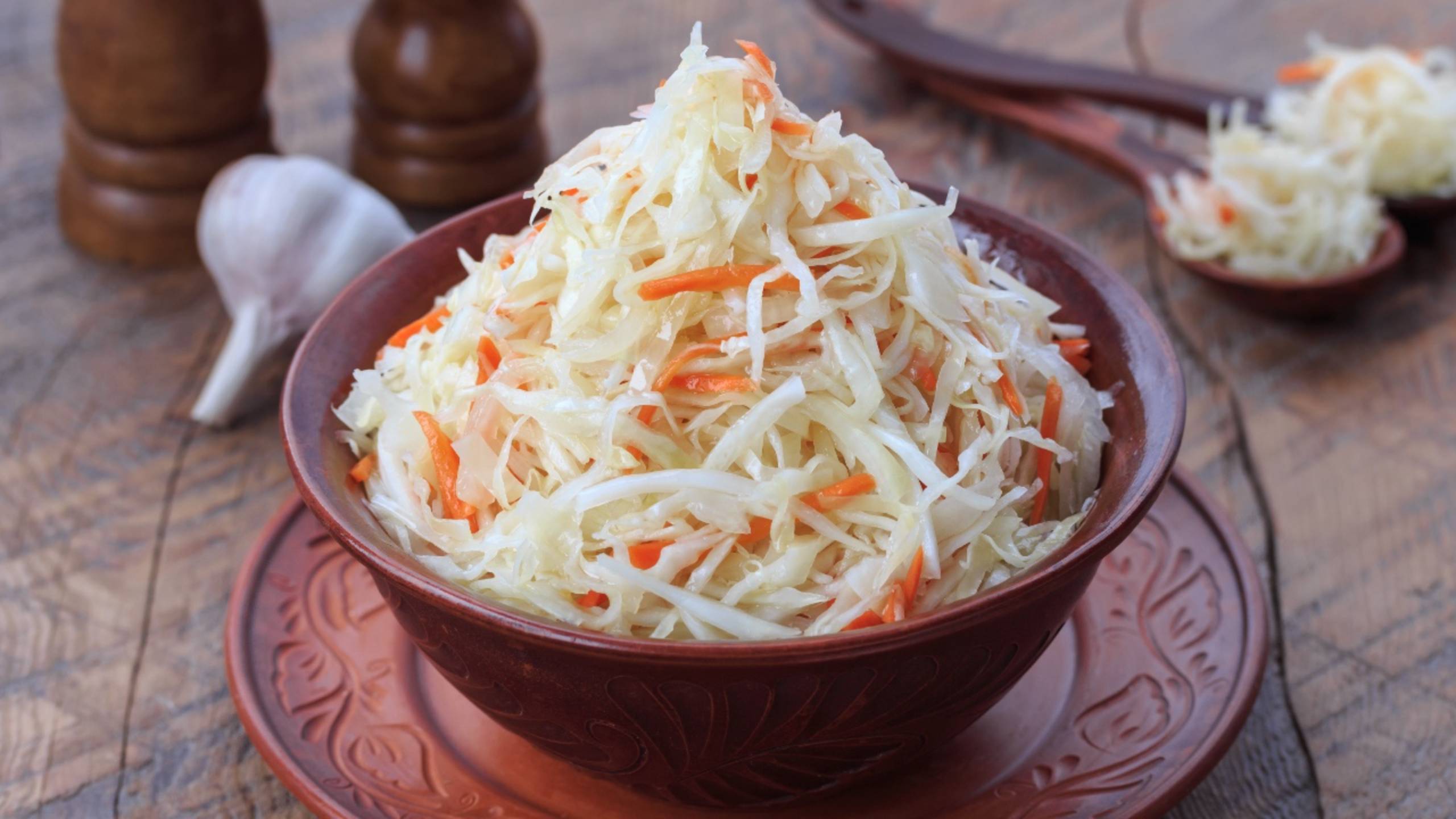 Как замариновать капусту с чесноком, луком и уксусом? - рецепт капусты По-петровски! смотреть онлайн