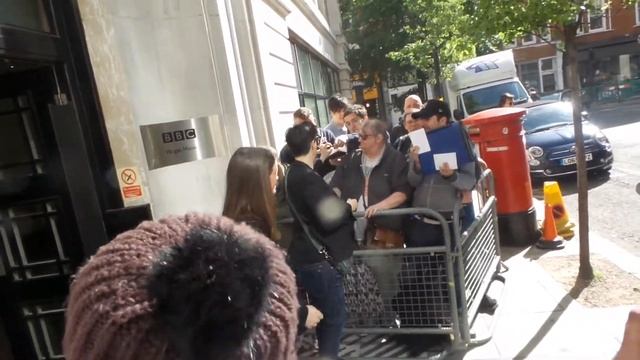 Sue Perkins in London 11 05 2018 ( 2) смотреть онлайн