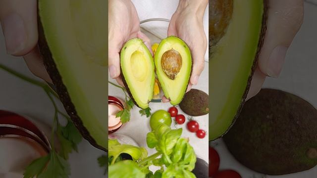 Салат с креветками, манго и авокадо