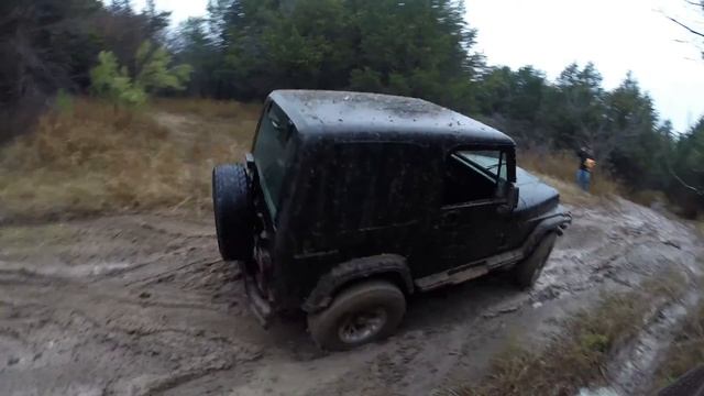 jeep wrangler YJ mudding with BF Goodrich all terrain tires. Filmed by Go Pro. смотреть онлайн