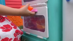 Диана и Рома - на Русском Диана готовит завтрак на детской кухне