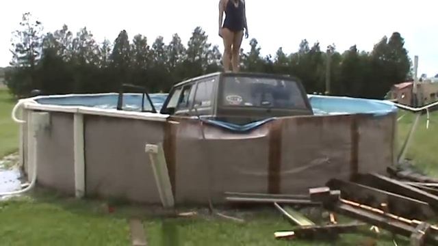 JEEP VS POOL !!!! смотреть онлайн