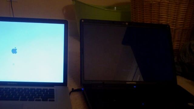 Macbook Pro vs. Compaq Presario C700 boot race смотреть онлайн