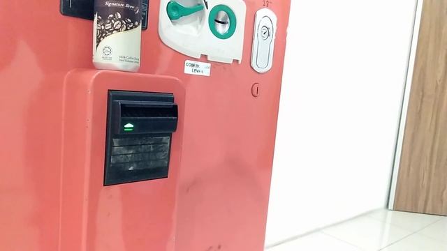 Waktu Dahaga Sambil Kepoin Showroom Jaguar