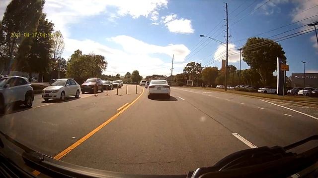 Daihatsu HIjet passes a fresh wreck! смотреть онлайн