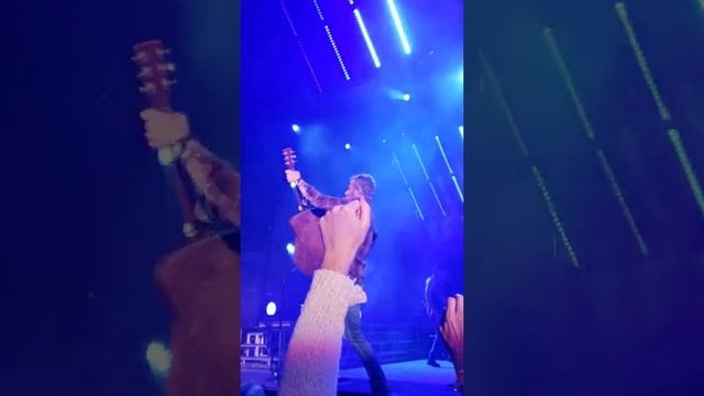 DIERKS BENTLEY PERFORMING--I HOLD ON--LIVE AT HOLLYWOOD BOWL смотреть онлайн