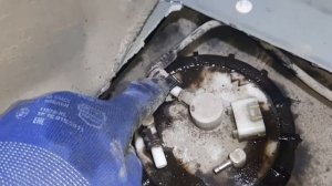 Замена датчика уровня топлива, без снятия бака Ниссан патфайндер  Р51 4.0 бензин.