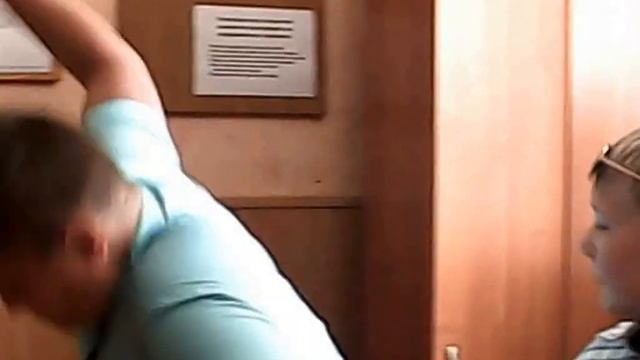 пацан на скейте пробивает стену смотреть онлайн