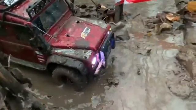 Jeep Land Rover  тест по болоту показал свою мощь