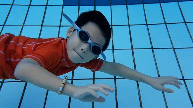 Kayden & Kayven Swimming at KDE(6) смотреть онлайн