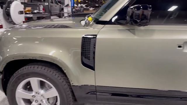2021 Land Rover Defender with Accesories смотреть онлайн