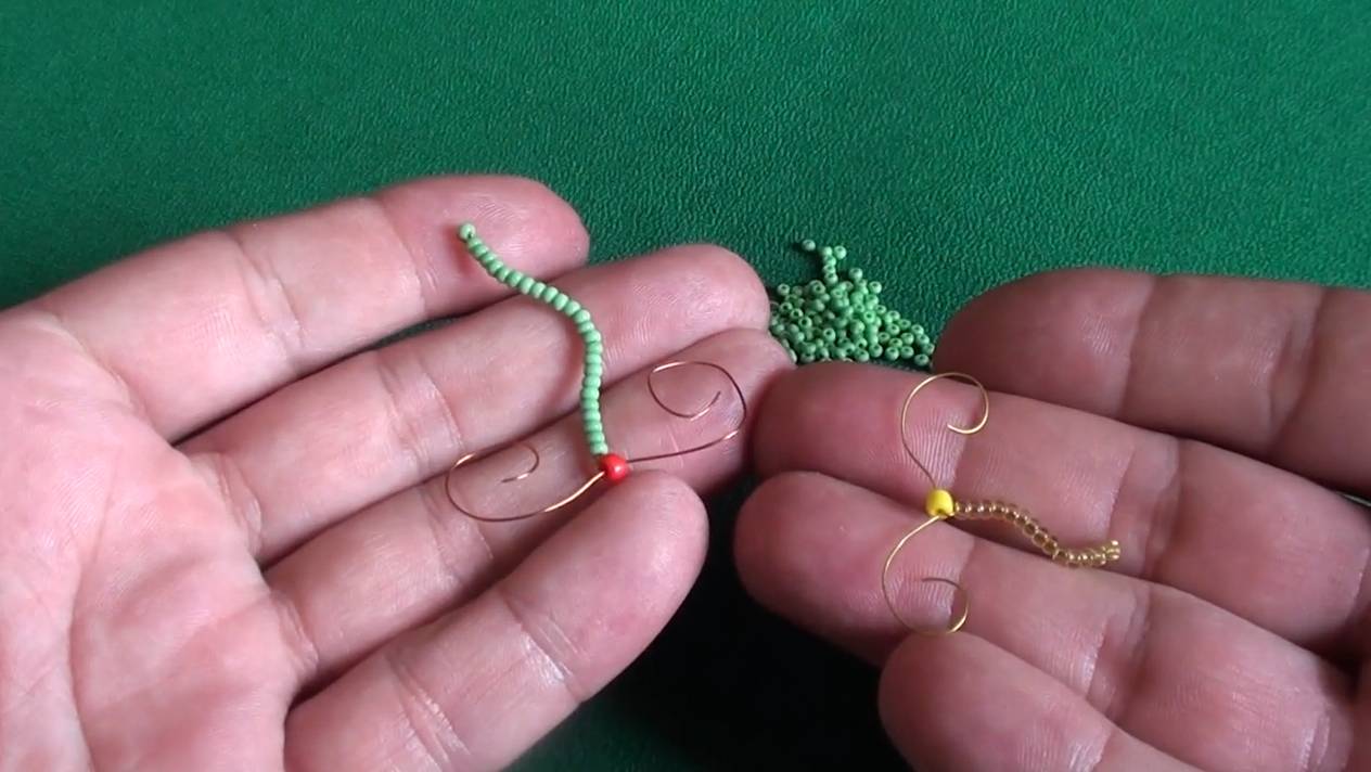 Простой червячок из бисера смотреть онлайн