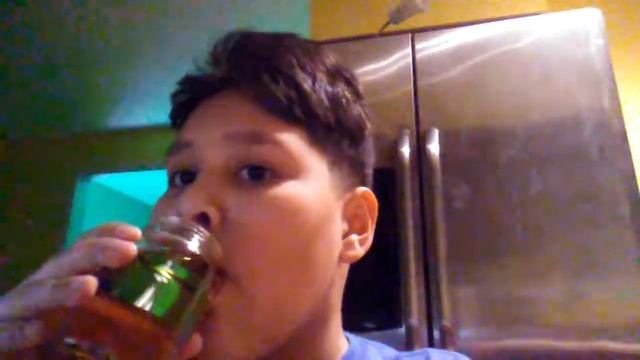 Dylan Calls The Drinks So He Will Get Apple Juice смотреть онлайн