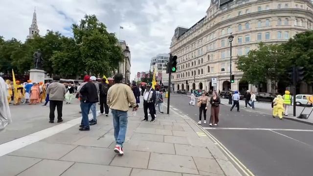 Walking Buckingham Palace & Window Shopping - London Live 🔴 Cam смотреть онлайн