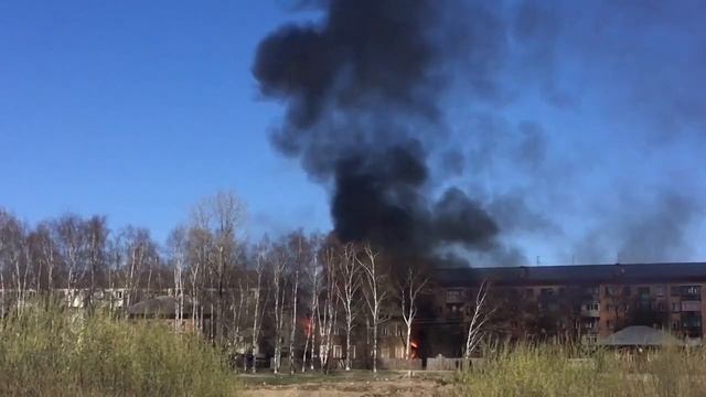 Двухэтажный жилой дом горит в Вологде смотреть онлайн
