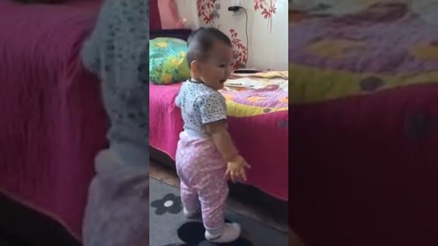 Первые попытки ходить. Мариям 10 мес. 12.12.2016