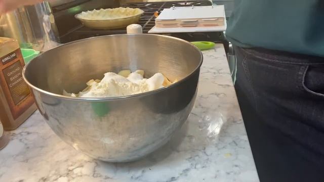 How To Make A Delicious Crumble Top Apple Pie смотреть онлайн
