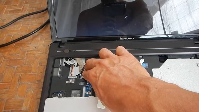 Reviving Old Laptop With Flickering Screen (Linux 4 Th3 w1N) смотреть онлайн