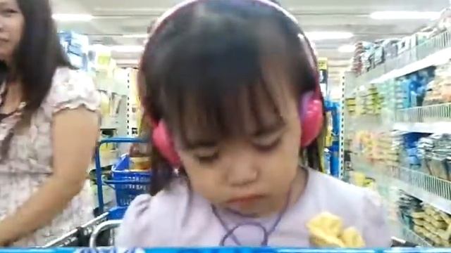 My baby fell asleep while shopping.. Lol смотреть онлайн