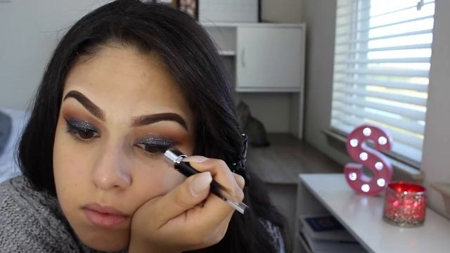 Holiday Makeup Tutorial-Black Glitter eye shadow смотреть онлайн