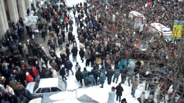 У входа на проспект Сахарова 24 декабря 2 смотреть онлайн