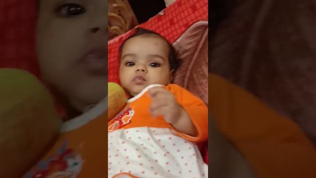 Baby eating apple смотреть онлайн