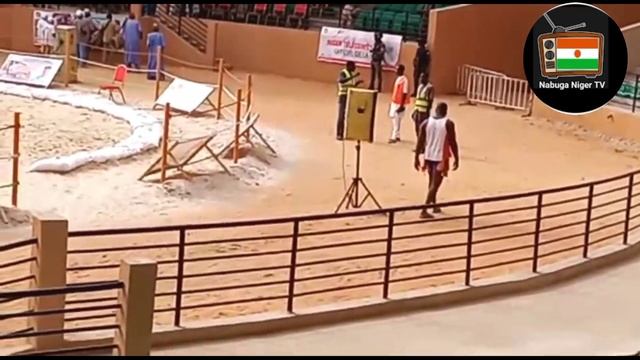 Gaskiya Maza kenan tunda bayan sallar Assuba sabo Abdullahi yake cikin filin kokowa yana jiran maza смотреть онлайн