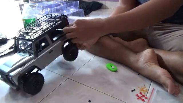 Is Assembling A RC LAND ROVER Defender