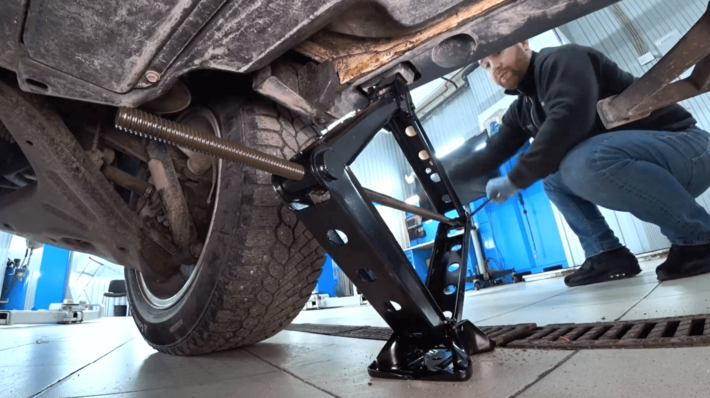 Рендж Ровер L322. Замена колеса с выдвижными порогами. смотреть онлайн