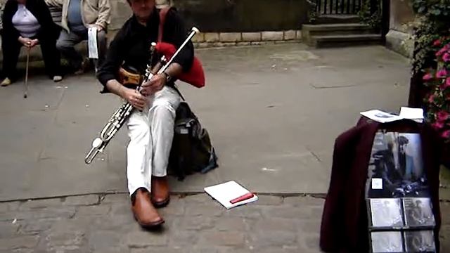 bagpiper street performer Lincoln, England смотреть онлайн