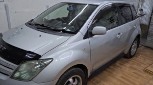 Полировка серебристого автомобиля. Красноярск