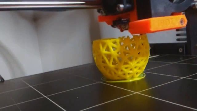 Timelapse: YELLOW_3h04_VORONOI_-_WIREFRAME.gcode смотреть онлайн