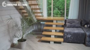 П-образная лестница с площадкой на монокосоуре