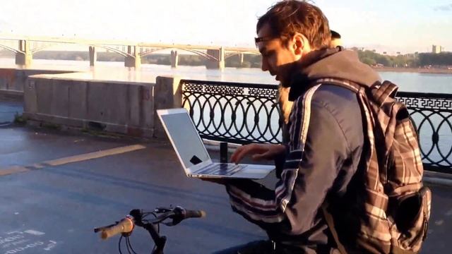 Work on bike with MacBook Air смотреть онлайн